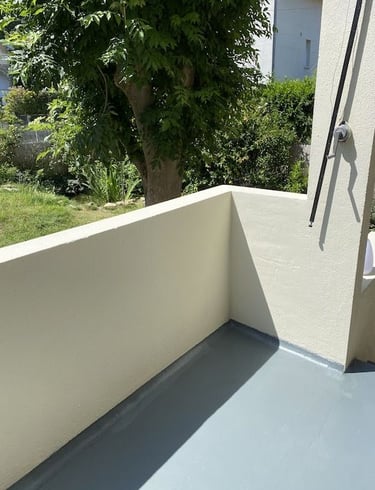 finition enduit, mur extérieur rénové, réparation balcon, ravalement muret, rénovation extérieure