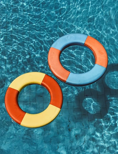 Bóias na piscina do Rancho El Shaddai em Miguelópolis SP