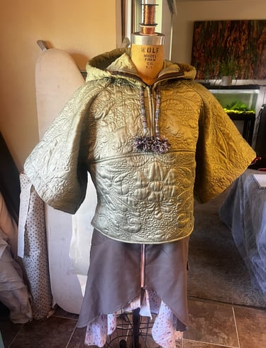 short sleeve quilted hoodie with pom pom knitted drawcord