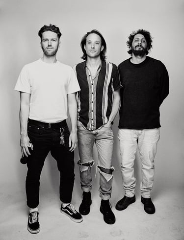 Ein Schwarz-Weiß-Porträt einer Berliner Band namens Glider in einem Fotostudio.