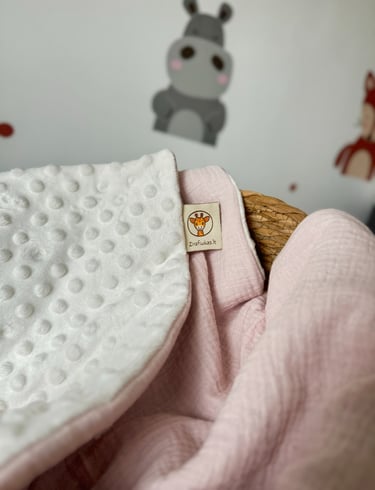 baltas su rožiniu pledukas