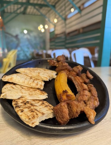 Chicharron con arepa en Kabú Café Restaurante Calarcá Quindío