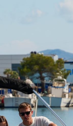 Lancha de Mallorca In Blue saliendo del puerto de Alcudia hacia la costa