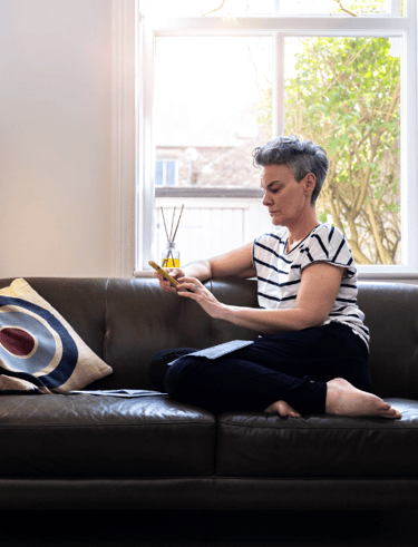Bankeaz | An expatriate woman checks her monthly budget on the Bankeaz app