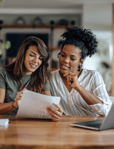 Bankeaz | Expatriate woman negotiating her new French employment contract