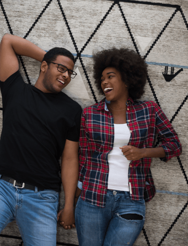 Bankeaz | A couple of expats moving to their new appartment in France