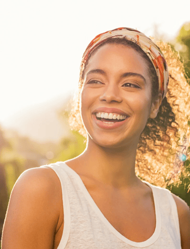 Bankeaz | A smiling expatriate woman happy te be insured