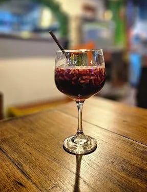 Sangría artesanal en copa – Parrilla y Vinos Juan Esteban