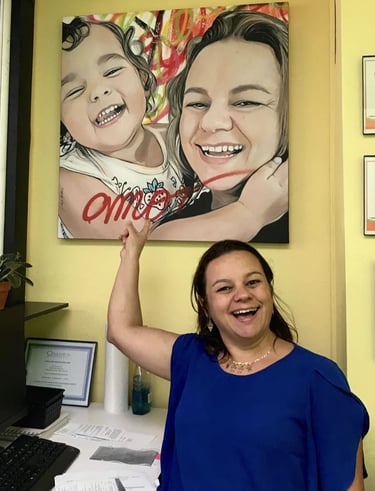 "Detalhes intrincados e elementos POP em uma pintura personalizada cheia de vida."