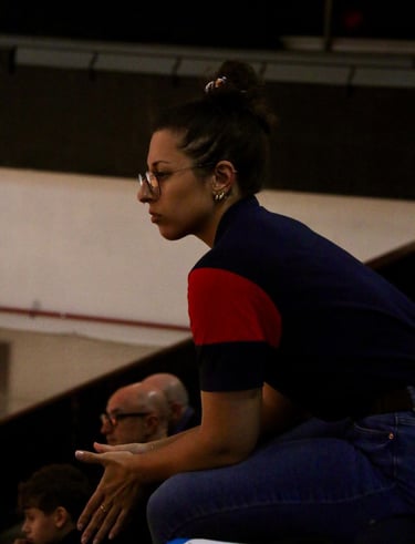 Nell'immagine si vede la Dottoressa concentrata a bordo campo durante una partita