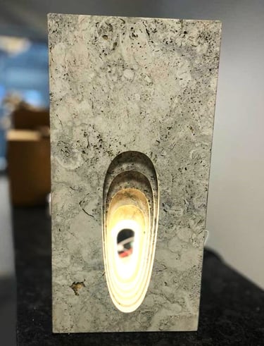 Lampa z trawertynu szarego, włoski kamień naturalny