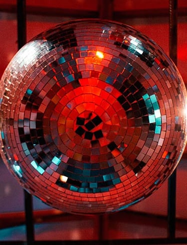 Bola de espejos en fiesta swinger en Mantagua