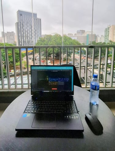 Igor Roque trabalhando em frente ao estádio de futebol allianz Parque