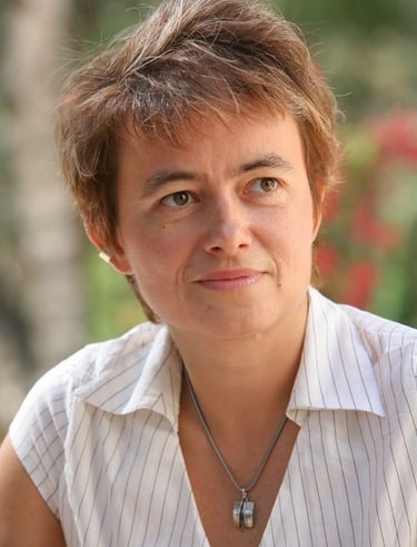 Beata Hyczko, uśmiechnięta autorka hulajbajek - portret w półzbliżeniu.  