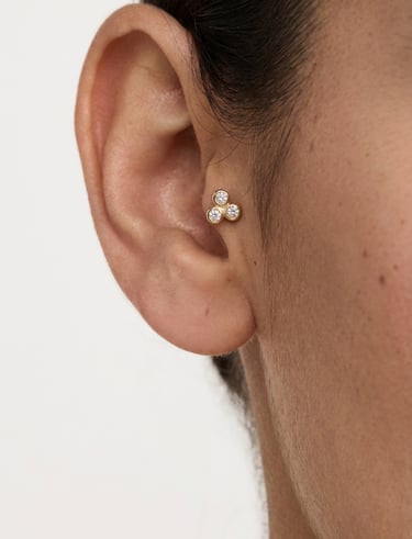 פירסינג טראגוס יוקרתי מזהב משובץ שלושה יהלומים קטנים בעיצוב אשכול