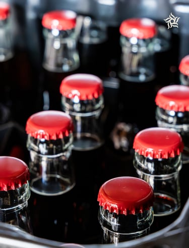 Zahlreiche Flaschen Bondzo Cola auf einer Produktionslinie