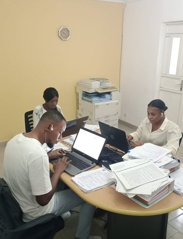 Equipe entrain d'identifier les élèves après la remise des fiches.  Tolanda, suivi scolaire