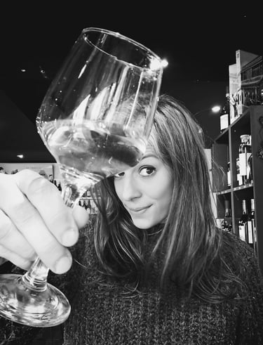 caviste avec un verre de vin