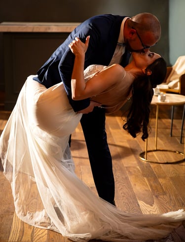 Un casque degli sposi durante il primo ballo al loro matrimonio