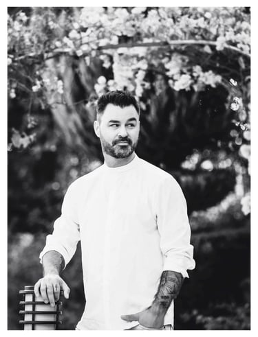 Mann in weißem T-Shirt. Der Inhaber vom Atelier84