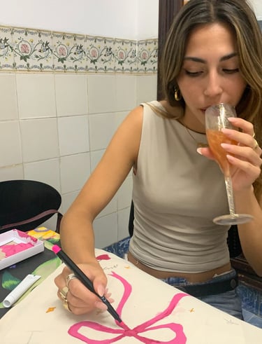 "Participantes disfrutando de talleres con vino ilimitado en Ethereal."