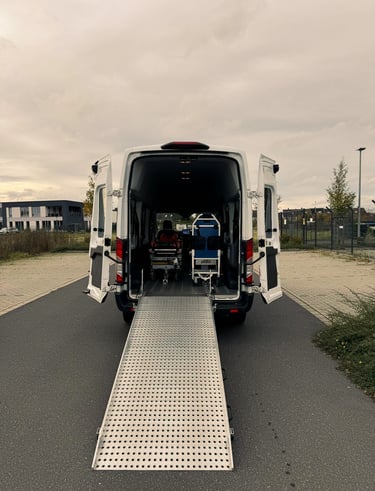 Offener weißer Transporter mit ausgeklappter Rampe, Trage und medizinischer Ausrüstung.