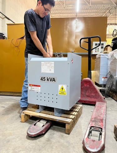 joven trabajando en transformador de 45 kva