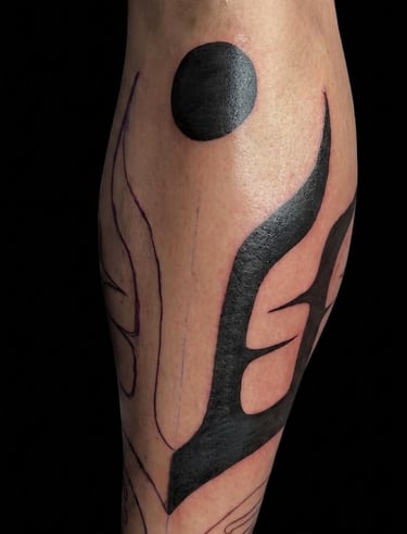 tatuaje tribal en negro, incompleto, hecho por tinta serpentina tattoo