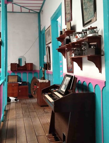 Piano Antiguo en el Restaurante y casa museo en El Hato de Evelio