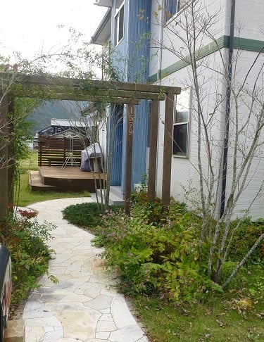 a house with a mailbox in the yard