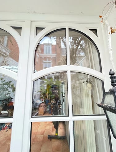 Détail d'une porte fenêtre en bois blanc