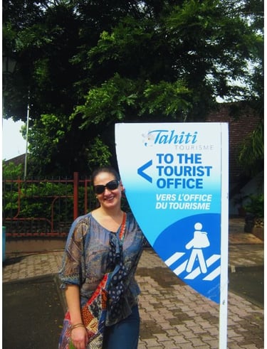 Autora no Centro de Informações Turísticas de Papeete, Taiti, explorando mapas e informações.