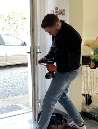 Serrurier qui remplace une serrure sur Saint-Lô