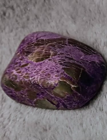 atlantisite, stichtite in serpentine crystal