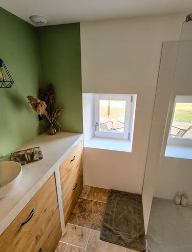 Salle de bain lumineuse avec douche à l'italienne du gite des ramières à la ferme gourmande