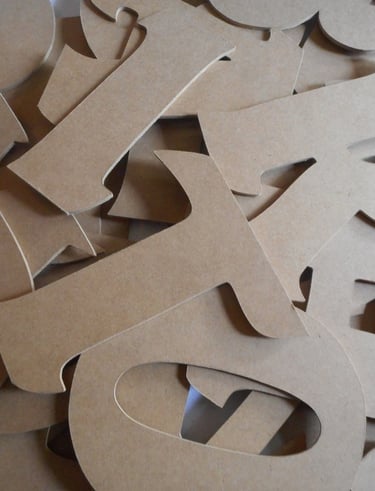 Chiffres et lettres en bois brut