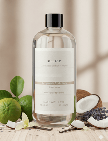 Aquí tienes la traducción:  "Frasco de spray ambiental Sillage con ingredientes de bergamota, coco