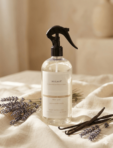 Frasco de spray ambiental Sillage de lavanda y vainilla sobre un paño d