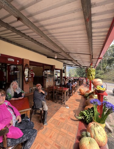 Los clientes se sientan en un café al aire libre junto a la carretera en Colombia 