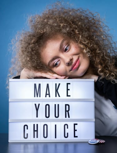 שלט דרכים עם הכיתוב Make Your Choice – סמל לבחירה מודעת, אחריות אישית ולקיחת כיוון חדש בחיים בהתאם ל