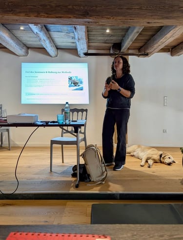 Svenja Stoll hält ein Seminar