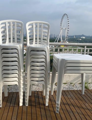 Aluguel de mesas e cadeiras plásticas premium para eventos sociais e corporativos