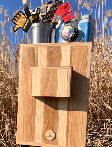 Photobooth éco-responsable installé en extérieur dans une cour d'école. Fonctionnement 100% autonome