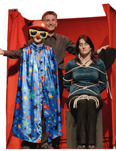 magicien-magicienne-sur-scene-enfant-clown