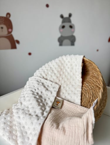 baltas su persikiniu pledukas