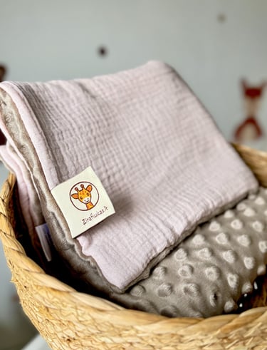 rudas su rožine pledukas