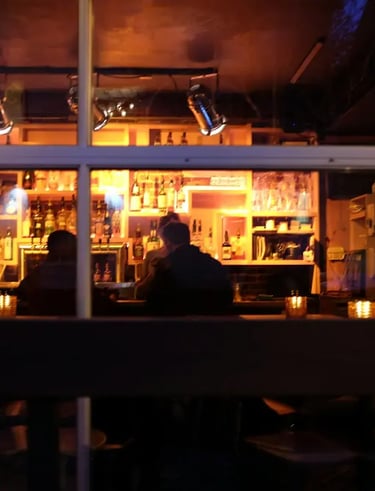 Focused discussion among thinkers in an intimate indoor setting