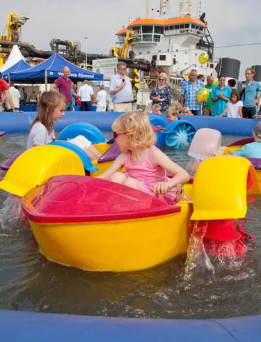 meisje in paddelbootje