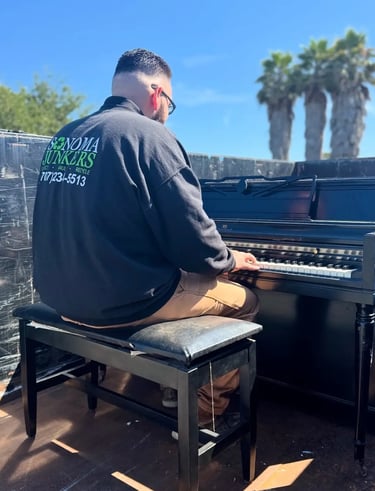 memo playing piano in trailer