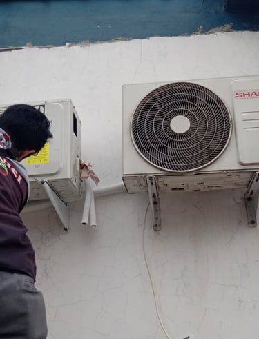 Layanan Kamuning Teknik meliputi service AC tidak dingin atau bocor, isi freon AC, cuci AC rutin